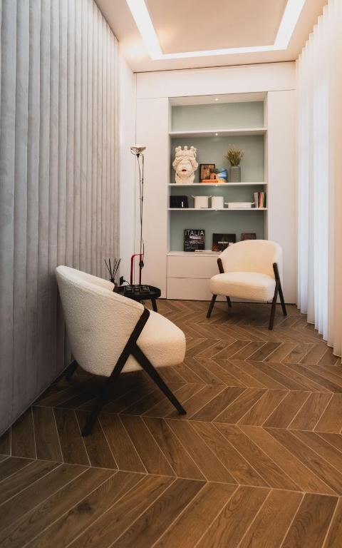 Salottino con poltrone e parquet a spina di pesce